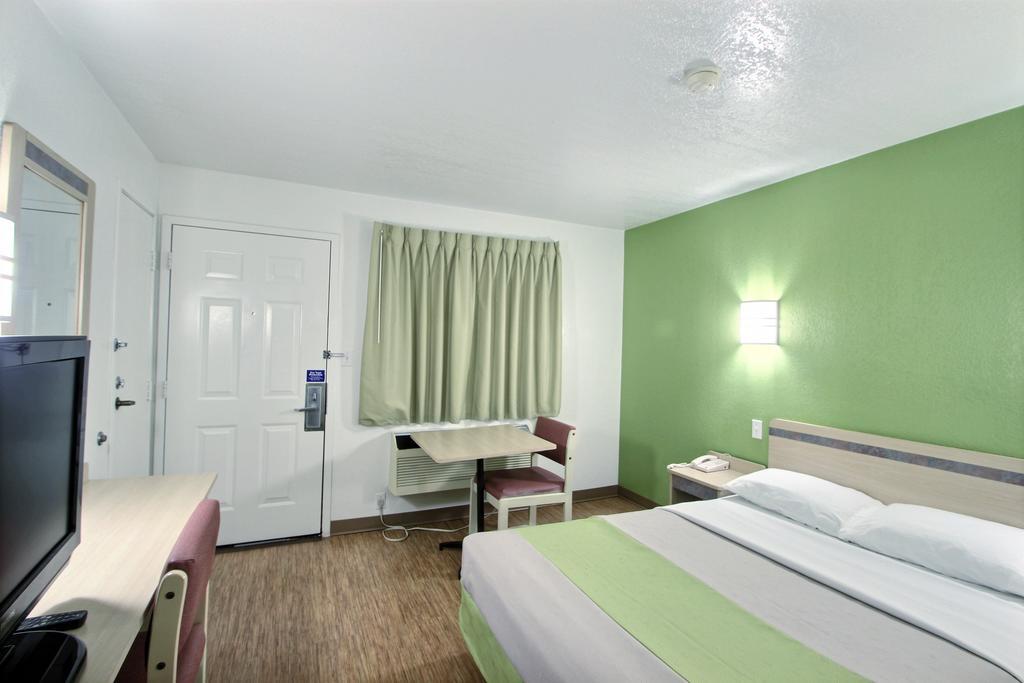 Motel 6 Milwaukee West - Brookfield Zewnętrze zdjęcie