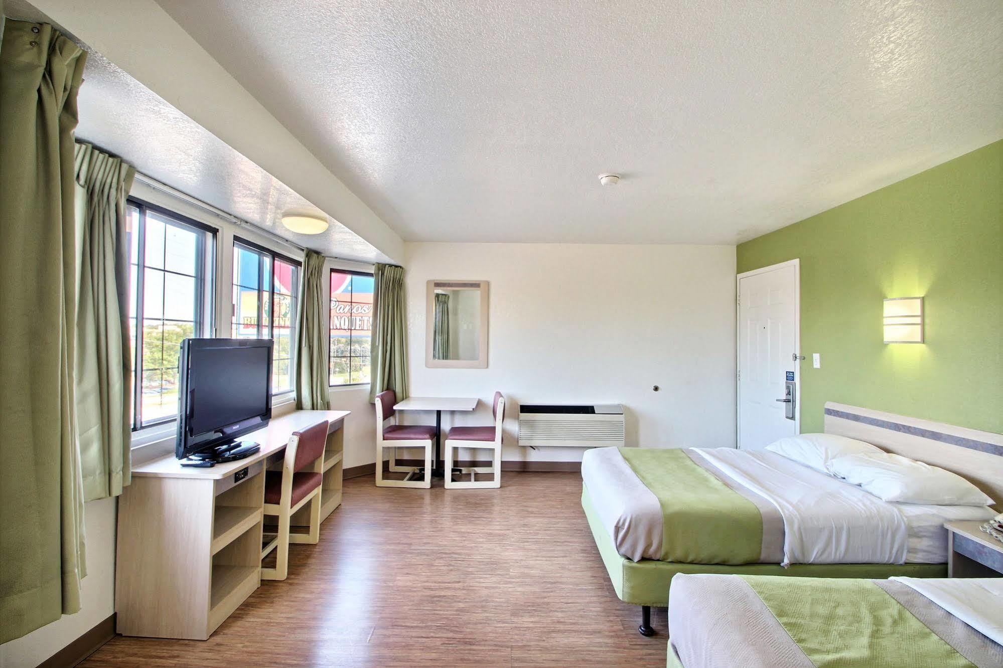 Motel 6 Milwaukee West - Brookfield Zewnętrze zdjęcie