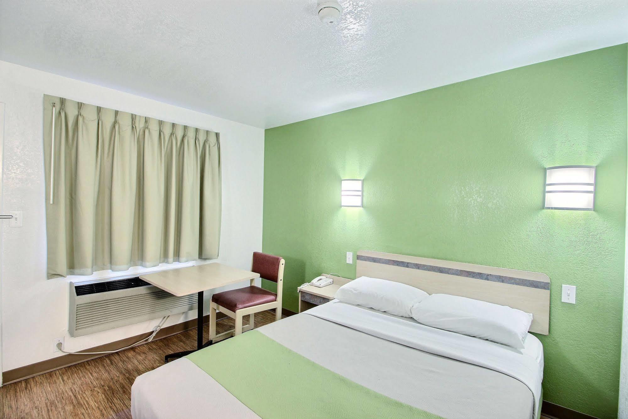Motel 6 Milwaukee West - Brookfield Zewnętrze zdjęcie