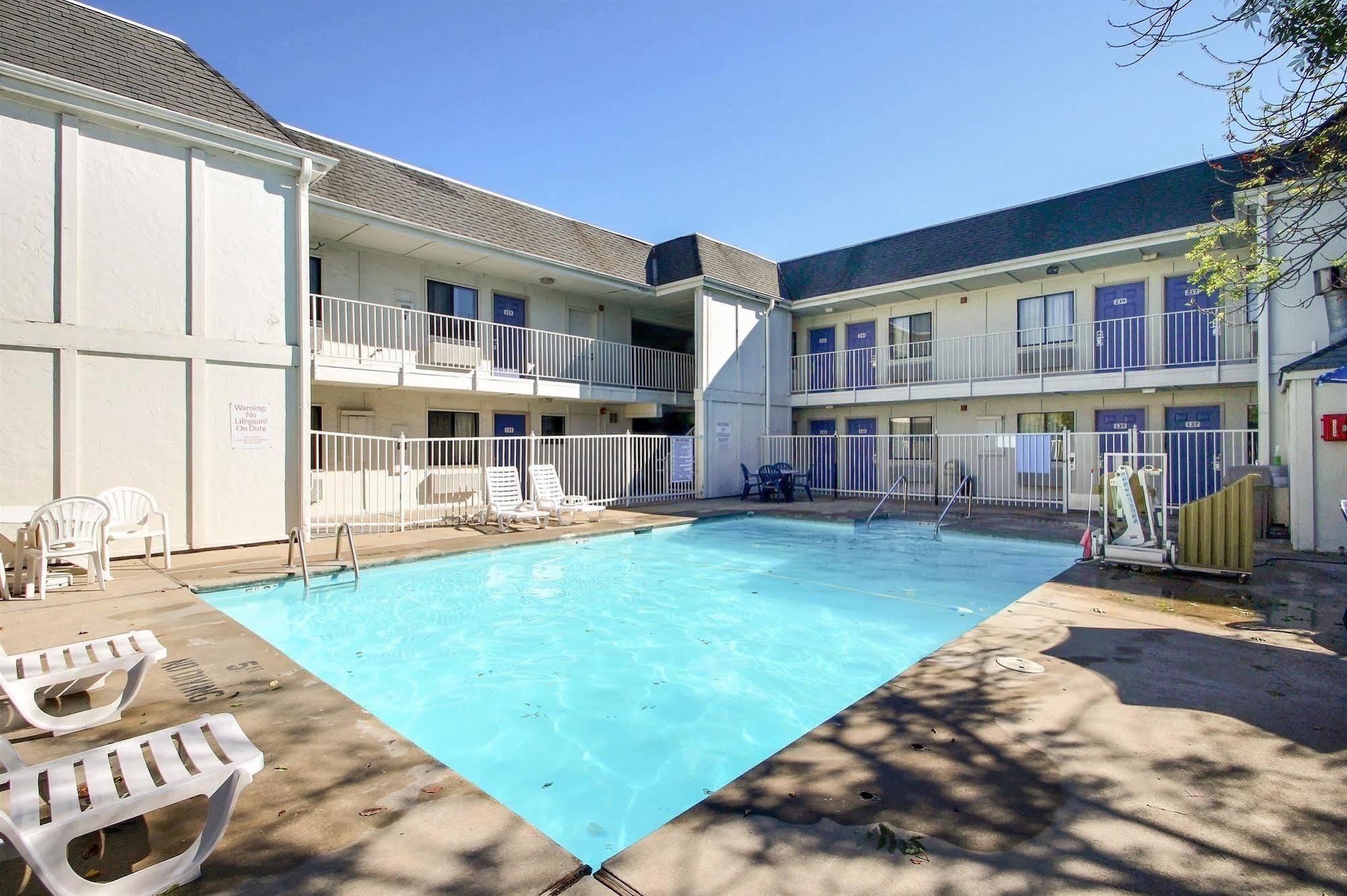 Motel 6 Milwaukee West - Brookfield Zewnętrze zdjęcie